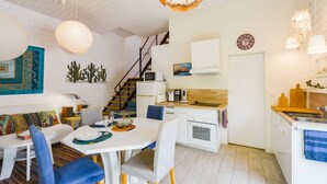 Eine moderne Küche mit weißen Schränken, einer Holz Arbeitsplatte und einem eingebauten Backofen.