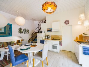 Kylskåp, mikrovågsugn, ugn och grytor/köksredskap