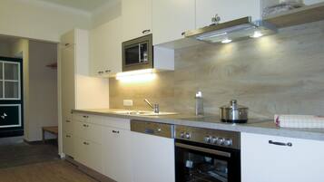 Kühlschrank, Mikrowelle, Ofen, Geschirrspüler