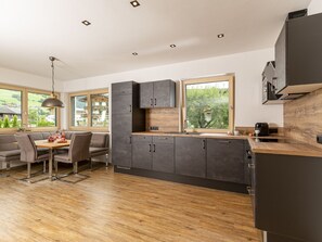 Kühlschrank, Mikrowelle, Ofen, Geschirrspüler