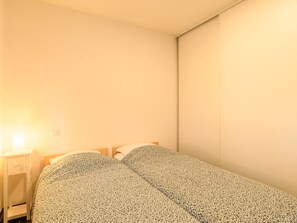 3 bedrooms, desk, Internet