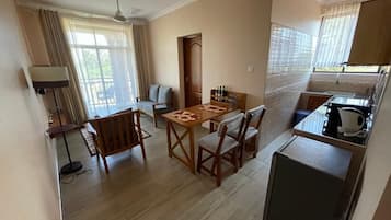 Comfort-Apartment, 2 Schlafzimmer, Balkon, Bergblick | Wohnbereich | Flachbildfernseher, Drucker