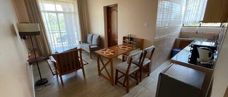 Departamento Confort, 2 habitaciones, balcón, vista a la montaña | Área de sala de estar | Televisión de pantalla plana y impresora