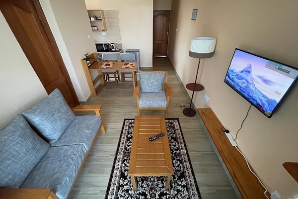 Departamento Confort, 2 habitaciones, balcón, vista a la montaña | Área de sala de estar | Televisión de pantalla plana y impresora