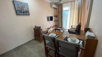 Departamento Confort, 2 habitaciones, balcón, vista a la montaña | Área de sala de estar | Televisión de pantalla plana y impresora