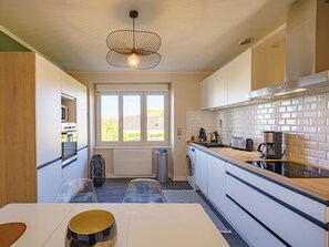 Kühlschrank, Mikrowelle, Ofen, Geschirrspüler