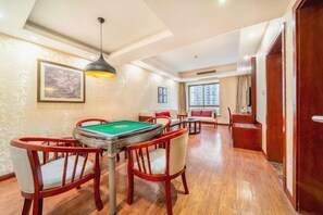 A billiards room with a pool table, red chairs, and a ceiling light. - Chongqing Yudu Garden Hotel (West Railway Station Baguocheng Branch) (Chongqing)