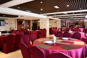 A banquet hall with round tables and chairs, equipped with table settings. - Chongqing Yudu Garden Hotel (West Railway Station Baguocheng Branch) (Chongqing)