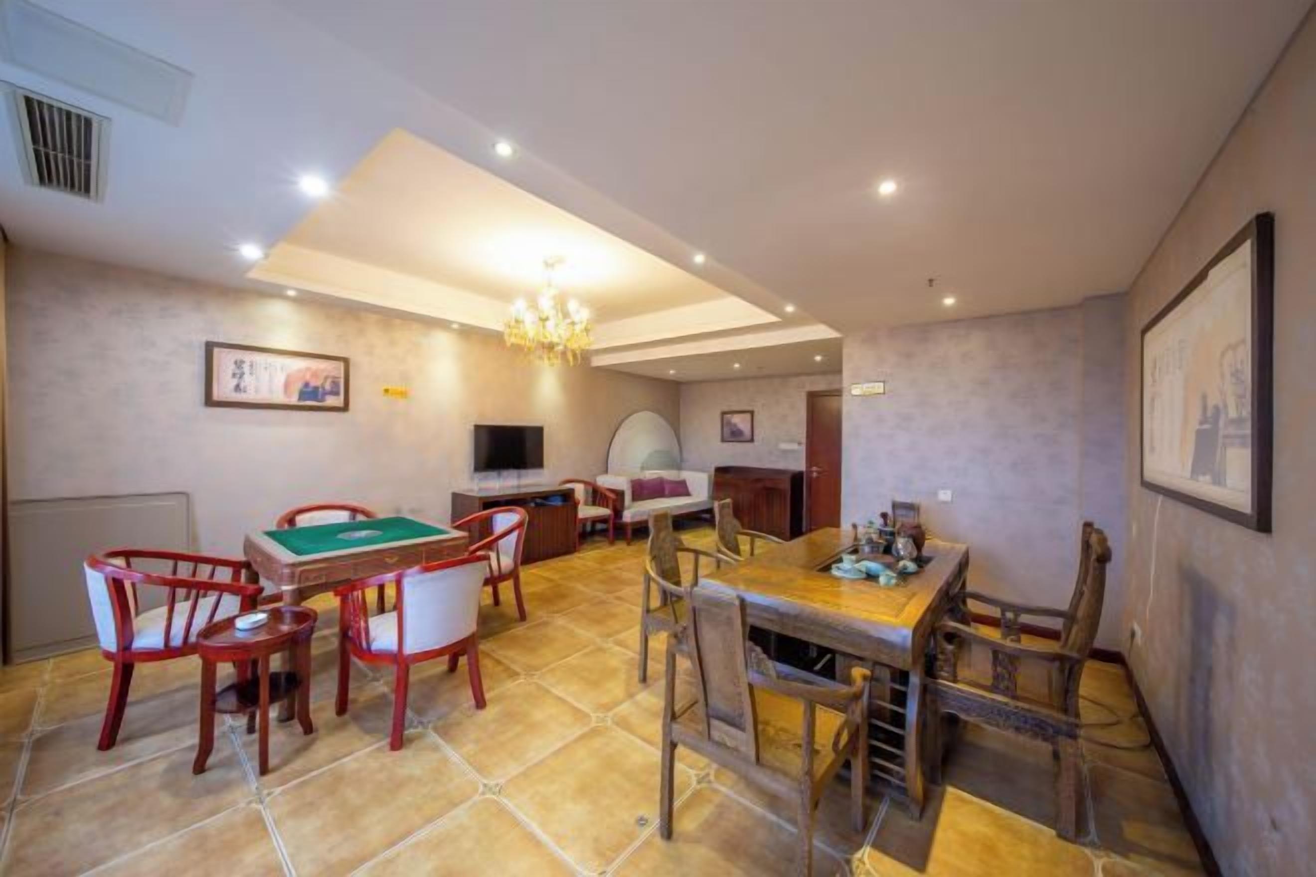 Una habitación amplia con comedor, televisión y chimenea.