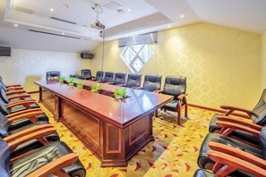 A conference room with a long table, multiple chairs, and a projector. - Chongqing Yudu Garden Hotel (West Railway Station Baguocheng Branch) (Chongqing)
