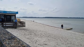 靠近海滩