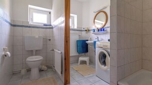 Shower, hair dryer, towels - Apartment 'Ferienwohnung Eiderente' with Shared Terrace, Shared Garden and Wi-Fi (Nordstrand)