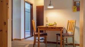 Dining - Apartment 'Ferienwohnung Eiderente' with Shared Terrace, Shared Garden and Wi-Fi (Nordstrand)