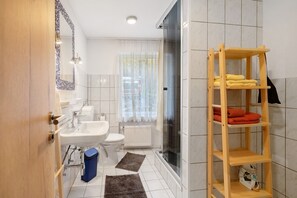 Ducha, secador de pelo y toallas