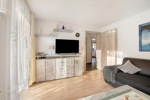 Een televisie en een stereo