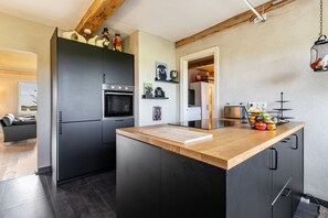 ثلاجة، فرن، موقد طهي مسطح، غسالة أطباق