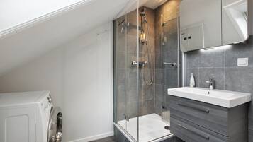 Een douche, een haardroger, handdoeken