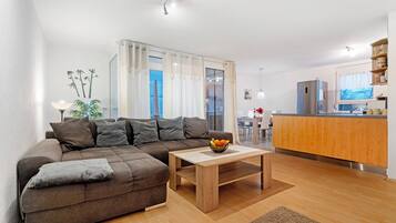 Fernseher, DVD-Player, Stereoanlage