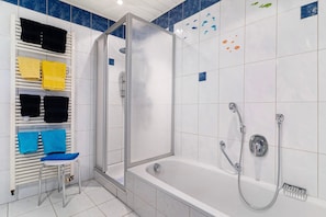 Ducha, secador de pelo, toallas