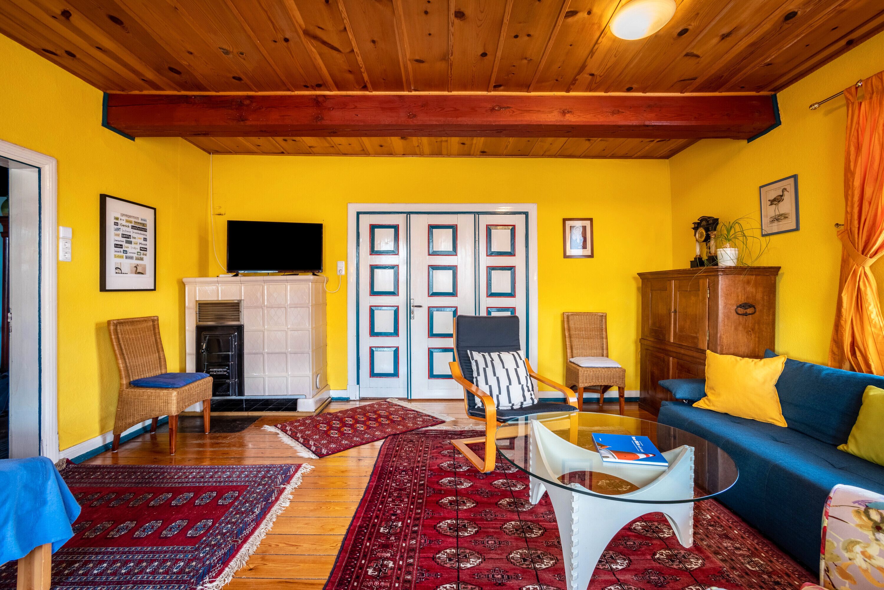 Una televisión, un reproductor estéreo