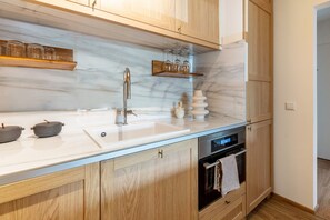 Kühlschrank, Mikrowelle, Ofen, Herdplatte