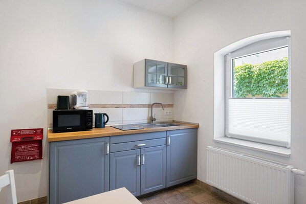 Réfrigérateur, micro-ondes, plaque de cuisson, cafetière/bouilloire