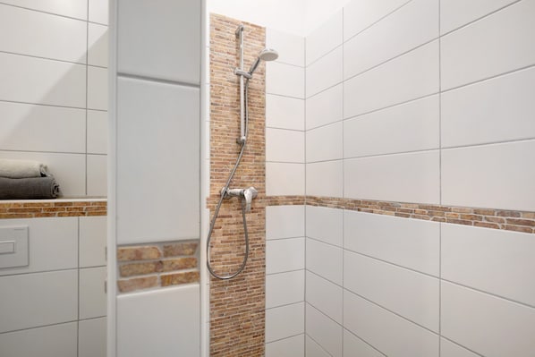 Dusche, Haartrockner, Handtücher