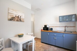 Kühlschrank, Mikrowelle, Herdplatte, Wasserkocher mit Kaffee-/Teezubehör
