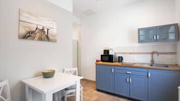 Kühlschrank, Mikrowelle, Herdplatte, Wasserkocher mit Kaffee-/Teezubehör