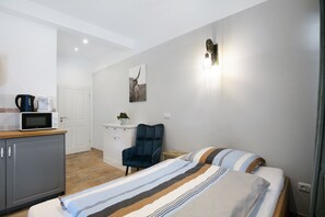 Free WiFi, bed sheets - Studio Apartment 'Appartement 2 - Galopp' with Shared Terrace and Wi-Fi (Ludwigsfelde)