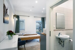Shower, hair dryer, towels - Studio Apartment 'Appartement 2 - Galopp' with Shared Terrace and Wi-Fi (Ludwigsfelde)