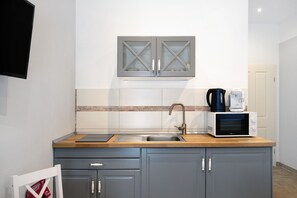 Fridge, microwave, stovetop, coffee/tea maker - Studio Apartment 'Appartement 2 - Galopp' with Shared Terrace and Wi-Fi (Ludwigsfelde)