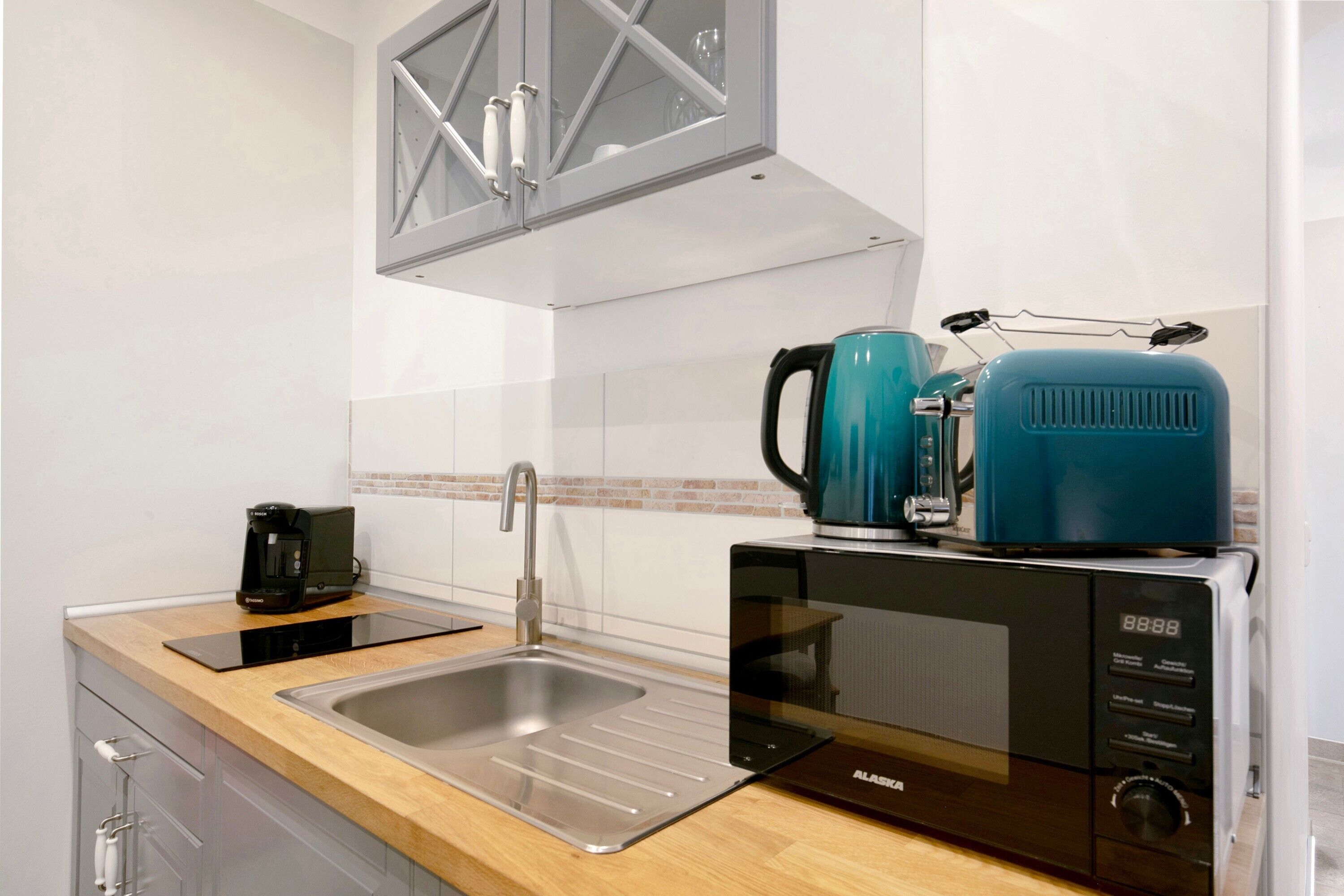 Frigorífic, microones, placa de cuina i cafetera i tetera 