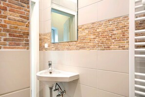Shower, hair dryer, towels - Studio Apartment 'Apartment 3 - Koppel' with Shared Terrace and Wi-Fi (Ludwigsfelde)