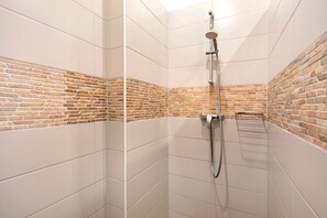 Ducha, secador de pelo y toallas