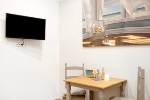 Dining - Studio Apartment 'Apartment 3 - Koppel' with Shared Terrace and Wi-Fi (Ludwigsfelde)