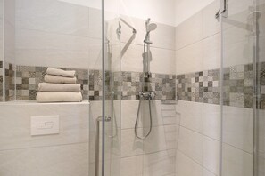 Dusche, Haartrockner, Handtücher