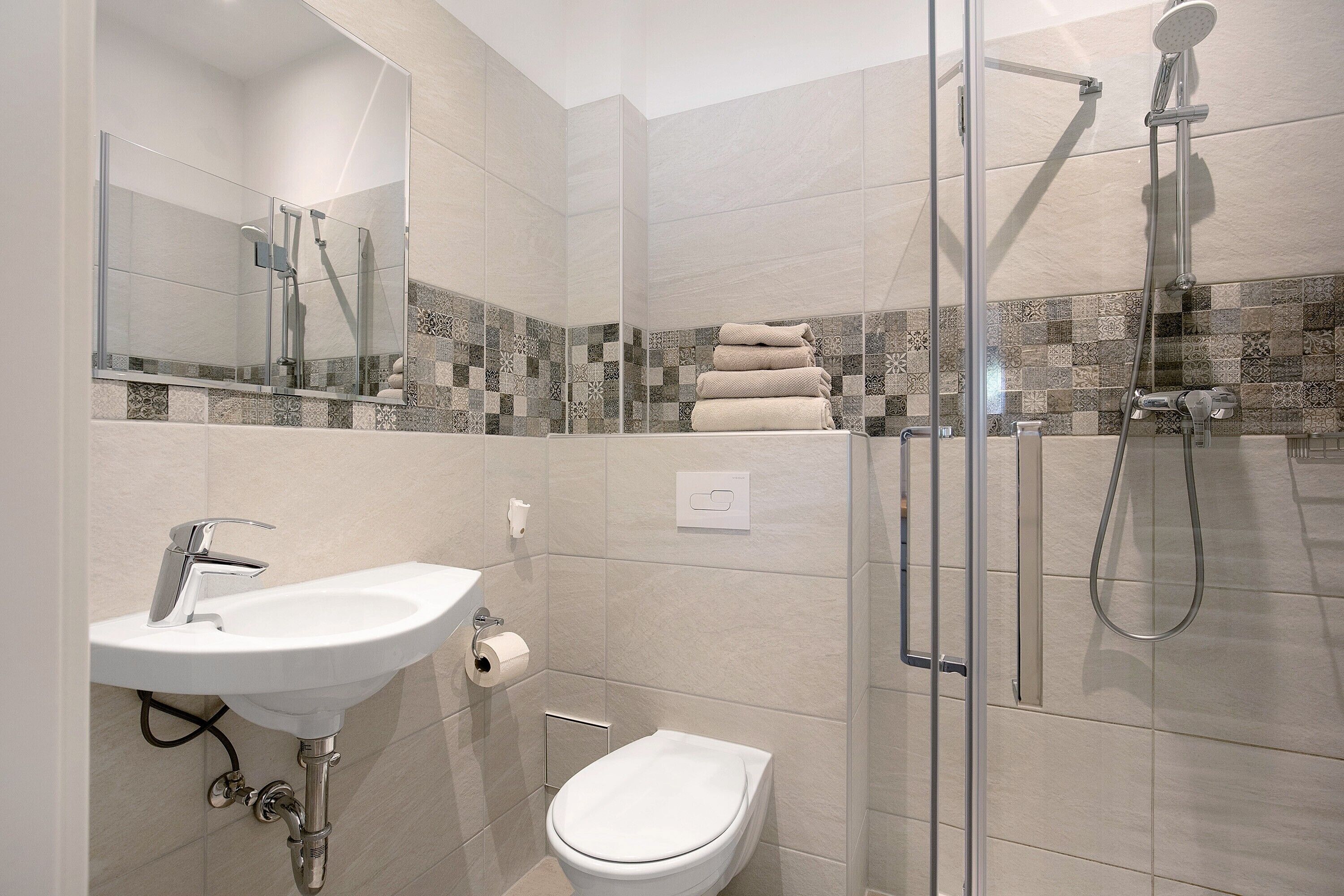 Shower, hair dryer, towels