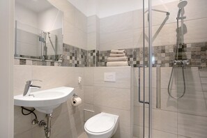 Douche, sèche-cheveux, serviettes fournies