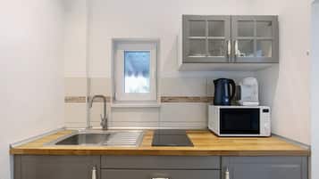 Frigorífic, microones, placa de cuina i cafetera i tetera