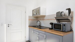 Kaffetrakter/tekoker, kjøleskap, mikrobølgeovn og kokeplater