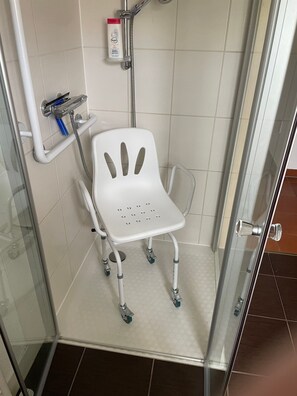 Dusche, kostenlose Toilettenartikel, Haartrockner, Handtücher