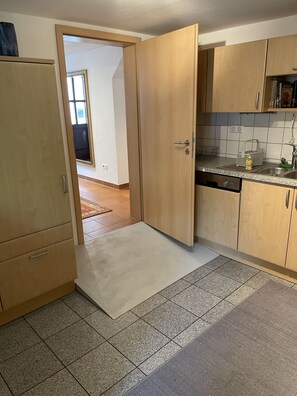 Kjøleskap, ovn, kokeplater og oppvaskmaskin