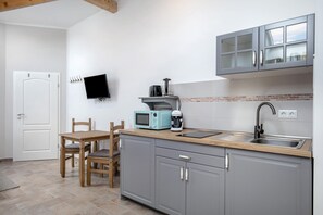 Frigorifero, microonde, piano cottura, macchina per tè/caffè