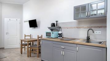 Frigorífico, microondas, placa de cocina y cafetera o tetera