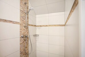 Ducha, secador de pelo, toallas