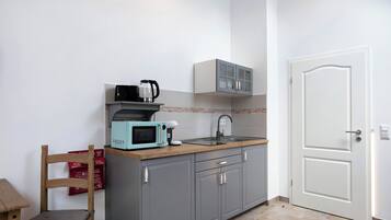 Kühlschrank, Mikrowelle, Herdplatte, Wasserkocher mit Kaffee-/Teezubehör