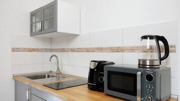 Kühlschrank, Mikrowelle, Herdplatte, Wasserkocher mit Kaffee-/Teezubehör