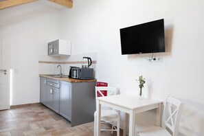 Frigorifero, microonde, piano cottura, macchina per tè/caffè