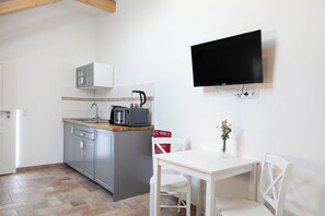 Fridge, microwave, stovetop, coffee/tea maker